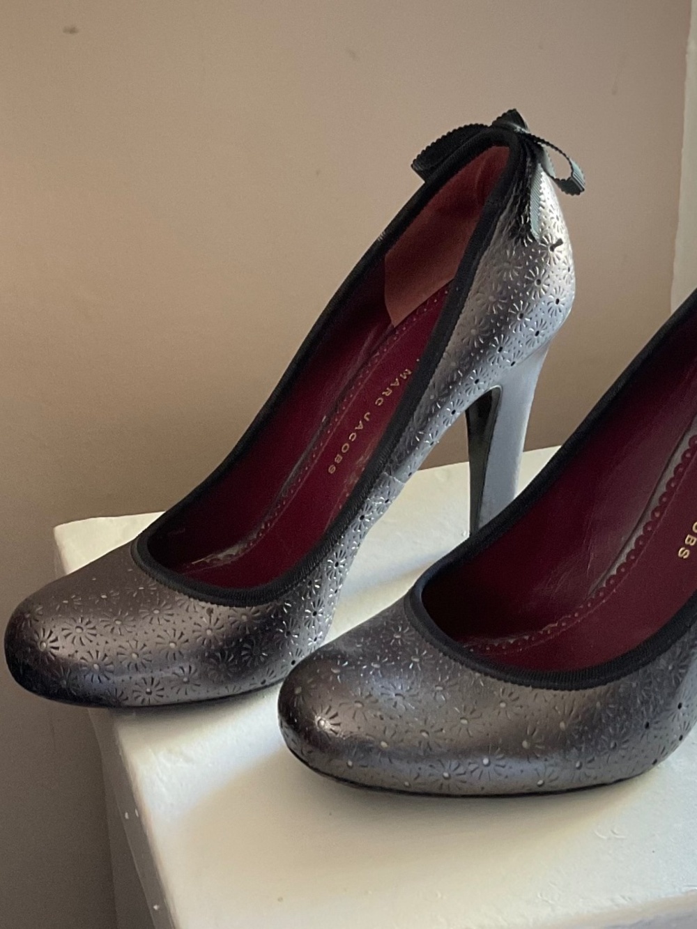 Marc Jacobs Silver Pumps sz 7.5 - Picture 6 of 7